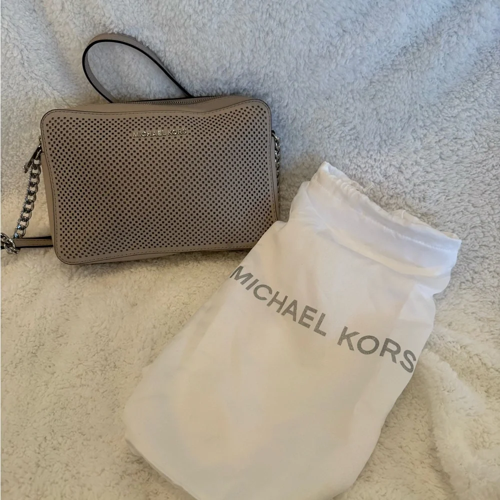 Michael Kors Women’s Jet Set Gray Perforated Crossbody Bag – EUC w/ Dust Cover - Picture 11 of 12